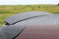 ルーフエンドには車速に応じて自動で立ち上がるアクティブスポイラーが装着される（手動操作も可能）。