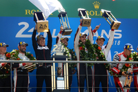 表彰台の中央で、優勝した8号車のドライバーらが高々とトロフィーを掲げる。（写真＝島村元子＜Motoko Shimamura＞）