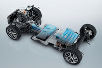 「SUV e-2008」のリアサスペンションは、重量増による横方向の負荷に対応するため、トーションビームにパナールロッドが追加されている。