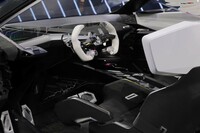 「アルピーヌA390_β」のインテリア。通常運転モードから「F1モード」にスイッチを切り替えることで、ステアリングやペダルの位置が変わる。