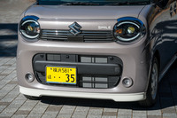 フロントマスクがスマイルフェイスになったのが最新型の特徴。フロントのアンダーガーニッシュとスズキエンブレムのサイドの「SMILE」ステッカーも「ナチュラルシックスタイルエクステリアセット」に含まれている。