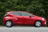 「アクア」のサイドビュー。　
	ほった「あたりまえですけど、見比べると『ヤリス』とは結構狙いが違いますよね」　
	渕野「コテコテしたところがありませんし、フォルムも凹凸のラインもシュッとしてますよね」　
	（写真：向後一宏）