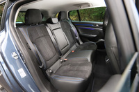 後席については、ニールーム（座面の前端から前席までの距離）の長さを216mmに延ばすなど、ハッチバック車よりゆとりある空間が確保されている。