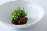 4皿目の「茄子、はなが牛、焼きミカン」。大長茄子を焼き茄子にし、軽く火を通したはなが牛のロースをスライスしたものでくるんである。焼きミカンの甘さもほんのり。