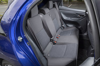 後席の背もたれには、60：40の分割可倒機構が備わる。「上級ファブリック」と呼ばれる写真のブラック系シート表皮が標準設定となるが、ベージュ系「クレアトープ」色も選択できる。