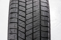 「ブリザックVRX3」のトレッド面。ブロック形状や向きに応じてサイプ角度を変更し、パターン剛性をコントロール。周方向リブの配置やブロック形状の均等化などにより、接地圧を均一化する工夫がなされているという。シーランド比においては、従来型の「VRX2」に対してランド（接地）部分の比率がやや増している。