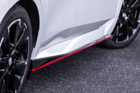 複雑な形状のサイドシルプロテクターにも、フロントバンパー下部からつながるレッドのアクセントラインが入る。「NISMO」専用に最適化した空力性能に加え、重心を引き下げる視覚的効果も加味されている。
