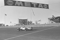 1965年のF1メキシコGPにて、1位でチェッカードフラッグを受けるリッチー・ギンサーと「ホンダRA272」。これはホンダにとってもギンサーにとっても、後にF1で黄金期を迎えるグッドイヤーにとっても初の勝利だった。