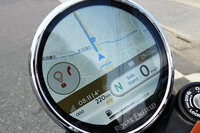 5インチのディスプレイには、「トリッパーナビゲーションシステム」の地図を表示することも可能。エンジンをカット→再始動しても、スマホ側でアプリが機能していれば、道案内が復活する。