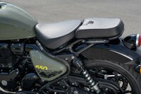 シート高は795mm。「スーパーメテオ650」よりいくぶん高くなっているが、それでも低めに収まっている。