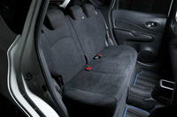 リアシートは、標準車の「X」「メダリスト」などと同じく、6：4の分割可倒式となっている。