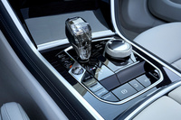 クリスタル製のシフトノブが目を引くセンターコンソール。周囲にはインフォテインメントシステムの操作スイッチや走行モードのセレクターが並ぶ。