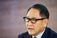 皆さんご存じ、トヨタ自動車の豊田章男会長。トヨタとしては久々の創業家出身のリーダーで、2009年から2023年まで14年にわたりトヨタの社長を務め、「もっといいクルマをつくろうよ」を合言葉にクルマづくりや商品ラインナップの改革を推し進めた。