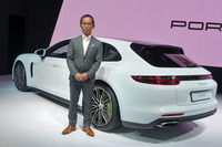 独ポルシェでエクステリアデザイナーを務める山下周一氏。身ぶり手ぶりを交えて、「パナメーラ スポーツツーリスモ」のデザインを解説した。