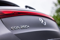 従来型の「EQA250」が容量66.5kWhのバッテリーで422kmの航続距離を得ていたのに対し、最新の「EQA250＋」は容量70.5kWhのバッテリーを搭載し、航続距離が591kmまで向上している。日本ではEQA250＋のみのラインナップとなる。