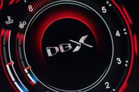 多くの高性能SUVが、グループ内の他のモデルとプラットフォームを共有しているのに対し、「DBX」のプラットフォームは同車専用のものとなっている。