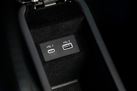 コンソールボックス内には2つのUSBポートを装備する。