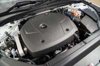 フロントフード下に収まる2リッター直4エンジンは、ターボチャージャーとスーパーチャージャーにより過給され、最高出力320psと最大トルク400Nmを発生する。