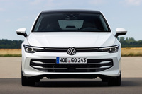 2024年1月に発表された、8代目「フォルクスワーゲン・ゴルフ」のマイナーチェンジモデル。大きなお口を強調する横桟と、ロワグリル左右の“えくぼ”のようなプレスが目を引く。