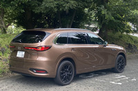 2026年3月のマイチェンで、フロントドアガラスが遮音ガラスに変更された。ゆるゆる流せば静粛性の高さもプレミアムレベルだ。