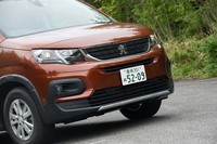 プロテクター風パーツを多用したフロントマスクにはSUV風味がただよう。垂直にレイアウトしたフロントグリルやアウトラインに切り欠きのあるヘッドランプは他のプジョー車と同じデザイン要素だ。
