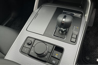 「CX-80」では単板クラッチ式のトルコンレス8段ATが全車に搭載される。シフトセレクターは上部右側がパーキング位置に設定された「エレキシフト」と呼ばれるマツダ独自のもの。クリック感がしっかりとしており、いかにも操作しているというフィーリングがカーマニア的にはうれしい。
