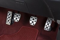 「RZ」専用の滑り止め付きアルミペダル。クラッチはつながった感覚がつかみやすい。