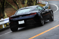 動力性能については、0-100km/h加速が3.9秒、最高速が322km/hと公称されている。