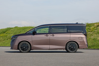 新型のボディーサイズは全長×全幅×全高＝4995×1895×1975mm。高さが160mmも拡大しているのが際立っている。