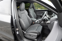 オプションのファインナッパレザーのシート表皮は乾いた質感がここちよい。シートバックには「S」のエンボス加工が施される。