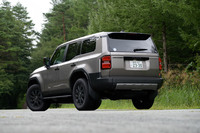 2023年8月に世界初公開、2024年4月に日本で発売された「ランドクルーザー“250”」。ランドクルーザーファミリーを構成する“ヘビーデューティー／ライトデューティー／ステーションワゴン”の3系統のなかでも、もっともカジュアルなライトデューティー系の最新モデルである。