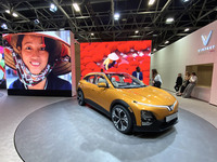 ベトナムのヴィンファストが公開したBEV 4車種のうちの1台「VF6」。同社は1年間で仏・独・蘭に50の販売拠点開設を目指す。