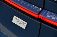 【ボルボC40リチャージ ツイン】
	ボディーサイズ：全長×全幅×全高＝4440×1875×1595mm／ホイールベース：2700mm／車重：2160kg／駆動方式：4WD／フロントモーター：交流同期電動機／リアモーター：交流同期電動機／フロントモーター最高出力：204PS（150kW）/4350-1万3900rpm／フロントモーター最大トルク：330N・m（33.7kgf・m）/0-4350rpm／リアモーター最高出力：204PS（150kW）/4350-1万3900rpm／リアモーター最大トルク：330N・m（33.7kgf・m）/0-4350rpm／システム最高出力：408PS（300kW）／システム最大トルク：660N・m（67.3kgf・m）／タイヤ：（前）235/45R20 100V XL／（後）255/40R20 101V XL（ピレリPゼロELECT）／一充電走行距離：485km（WLTCモード）／交流電力量消費率：187Wh/km／価格：719万円
	
	【取材時の燃費データ】
	テスト距離：264.0km（市街地2：高速道路6：山岳路2）／消費電力量：--kWh／参考電力消費率：5.7km/kWh（車載電費計計測値）