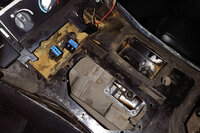 リベットを抜いてシフトカバーを外すと、ようやくトランスミッションが出現。これでようやく、エンジンとミッションを分離できる。