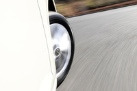 コーナリング時に力を発揮するのは、左右非対称のトレッドパターンとタイヤの構造。「エヌフィラSU1」では、外側のショルダーおよびサイドブロックを最適化することで旋回時のグリップを強化し、路面状況にかかわらず高い運動性能を実現している。