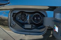 急速充電にも対応するのが「RAV4 PHV」との違いのひとつ。車体の右側に普通充電用ポートと並んで用意される。