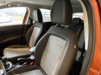 フロントシート。設計自体に変更は加えられていないが、新たに採用されたファブリックには「CROSS」のロゴがあしらわれる。