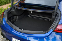 トランク容量は「CLE200」よりも10リッター小さい410リッター。