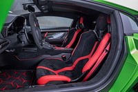 「SVJ」に採用されるバケットシートは、カーボン製のシェルを持つ軽量モデル。表皮はアルカンターラとなっている。シートバックは固定式で、リクライニングなどは行えない。