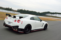 「日産GT-R NISMO」のリアビュー。（写真＝池之平昌信）