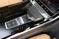 8段ATのシフトレバーは、上面がフラットになったデザインが特徴。パームレストとしても役に立つ。