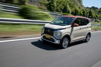「eKクロス」には全車に最高出力2.7ps、最大トルク40Nmのモーターによるマイルドハイブリッドシステムが搭載されている。加速時にモーターが駆動力をアシストする（最大30秒間）。