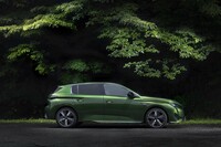 ボディーの全長は先代モデルよりも145mm拡大。ホイールベースの延長分は60mmなので、横から眺めると前後オーバーハングの長さが際立つ。