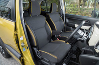 シート表皮はファブリックで、上級グレードの「ハイブリッドMZ」でははっ水加工が施される。シートの両脇を飾るアクセントには、「イエロー」「オレンジ」「アイボリー」の3色が用意される。