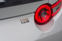 「マツダ スピリット レーシング・ロードスター12R」のリアに備わるエンブレム。