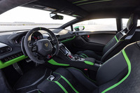 インテリアでは、ヒューマン・マシン・インターフェイス（HMI）に関するものを中心に、専用の装備やデザインを採用。オプションで軽量ドアやハーネス式のシートベルトも用意される。