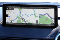 新たに採用された8.8インチのセンターディスプレイ。画面のフチをできるだけ狭くしたフレームレス構造が特徴だ。