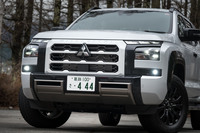 デザインコンセプトは「BEAST MODE」。鋭い眼光を放つのはデイタイムラインニングライトで、その下に3眼式のヘッドランプをレイアウトしている。