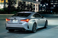 「RC“ファイナルエディション”」は、ENKEI製19インチアルミホイールやレッドブレーキキャリパー、ブラック塗装とスモーク塗装加飾を施した電動格納式ドアミラーなどの採用が特徴。