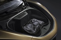 フロントボンネットの下には、容量150リッターのラゲッジスペースが確保されている。